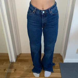 Monki jeans  - Monki jeans i modellen Yoko, gjort en egen slits på dom längst ner. Köpta för 400 kr säljer för 150kr. Frakten står ni för själva. Skriv om ni har frågor ❤️