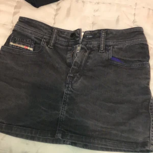 Diesel kort jeanskjol - Använd ca 5 gånger. Size 29 (diesel storlekar). Gråsvart färg