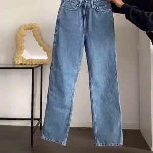 Jeans -  Säljer dessa blåa jeans från Weekday då de inte passade mig i storleken . Annars är de mycket fina och knappt använda så mycket bra kvalitet och ser som nya ut. Modellen heter rowe high jeans💗 köparen står för frakt🚗inte mina bilder❌