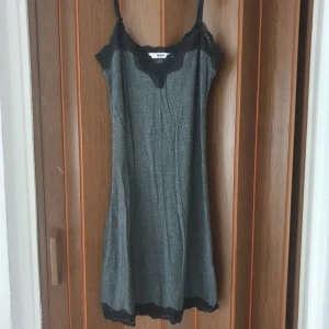 Nattlinne - Från bikbok använd 2-3gånger så den är i nyskick. Jag är 168cm lång