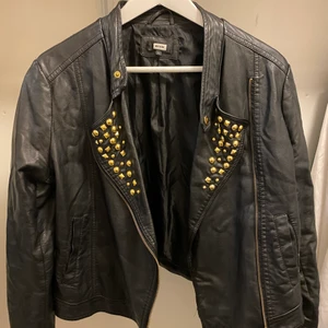 Skinnjacka - Skinnjacka med gulddetaljer 