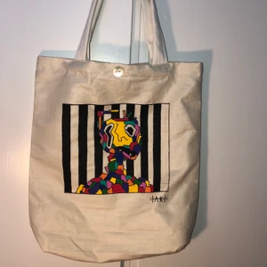 Tygpåse  - Ennu en tygpåse. Självsydd och målat med eget tryck. Går att stänga med en knapp och har en innerficka för mobil/plånbok/hörlurar. 🥰🍃 