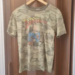 Säljer min fina tshirt i camouflage. Nypris 399kr