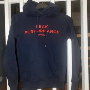 Peak performance hoodie - Använd ca 2 gånger. Väldigt bra skick. Storlek s
