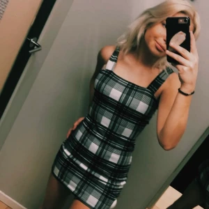 Klänning - Säljer en super fin klänning ifrån H&M. 1-2 år gammal. Knappt använd! 