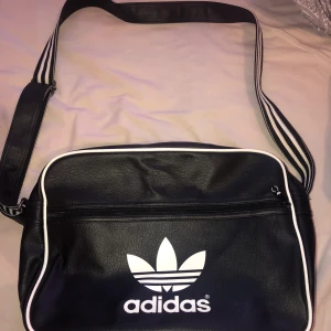 Adidas väska - Snygg mellan stor adidas väska som knappt är använd⭐️