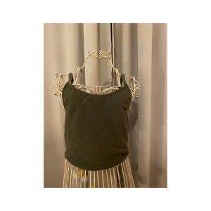 Grönt linne - Mörk grönt sött litet linne i storlek M. Använt i fint skick. Pris: 20kr + frakt🚚