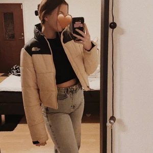 Limiterad The North Face puffer - 🤎Intressekoll på min sparsamt använda limiterade The North Face puffer. Den är i perfekt skick bortsett från en liten fläck orsakad av en bläckpenna (se tredje bilden) men det är inget som syns på. 🤎Den är Strl xs men passar allt från xs-m. 🤎Buda i kommentarerna 