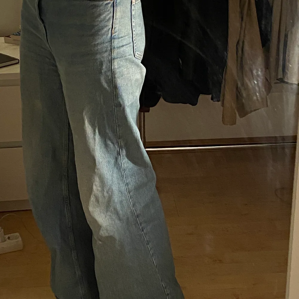 Weekdayjeans i modellen Ace, färgen air blue. W 28 L 32 & passar mig som är 172 bra:). Jeans & Byxor.