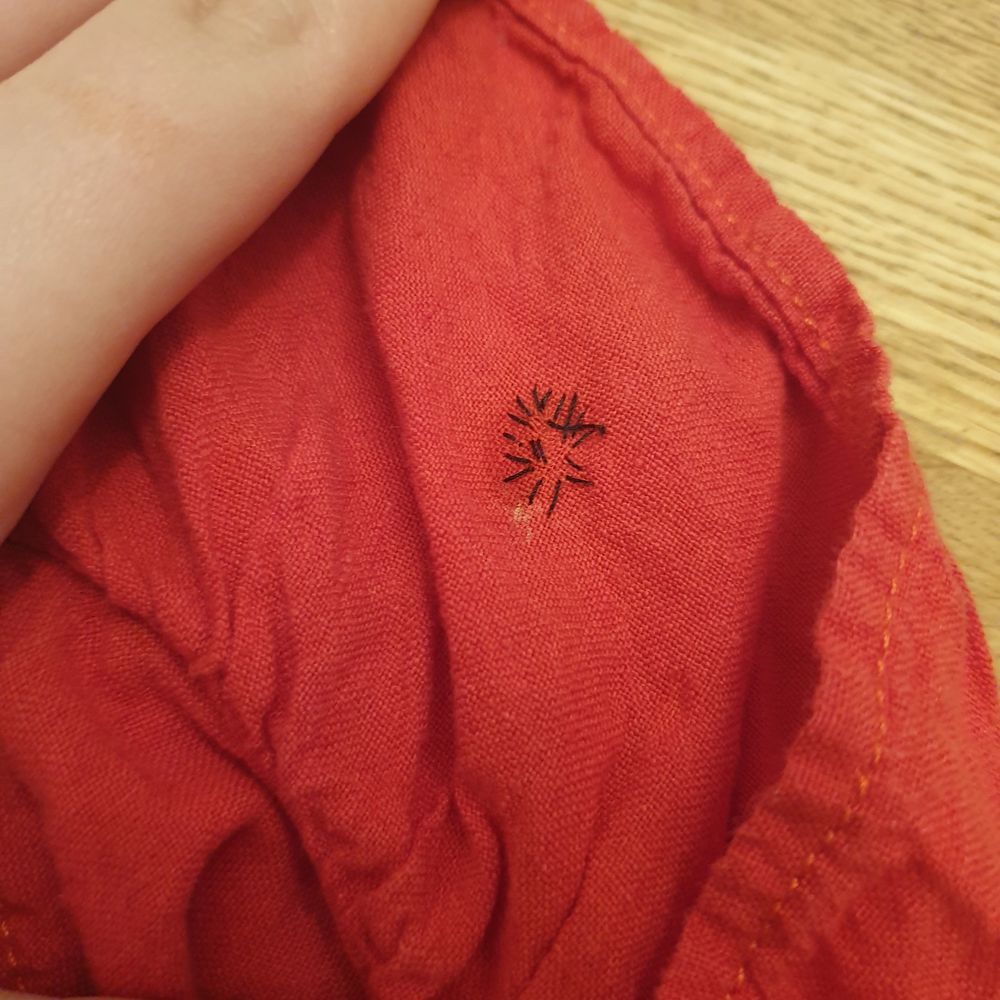 Röd kjol i strl 42, passar även 40 och 44 då den är stretchig. Köptes i somras men har bara använts 1 gång då det inte är min stil. Två jättesmå ställen som syddes på fast det syns inte när man har på sig kjolen (litet hål vid ena). Från cubus. Frakten är 42 kr.. Kjolar.