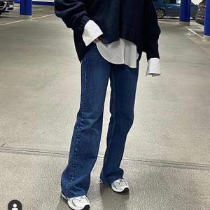 Blåa skit snygga jeans ifrån zara, tillkommer frakt på 66kr 💗 (är inte säker på att de e exakt samma model som hon har på bilden)