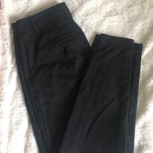 Svarta kostymbyxor från Vero Moda. Snygga och sköna byxor, lätta att styla. De används inte mycket därför till salu. Storleken är S och längden på byxorna är 32.