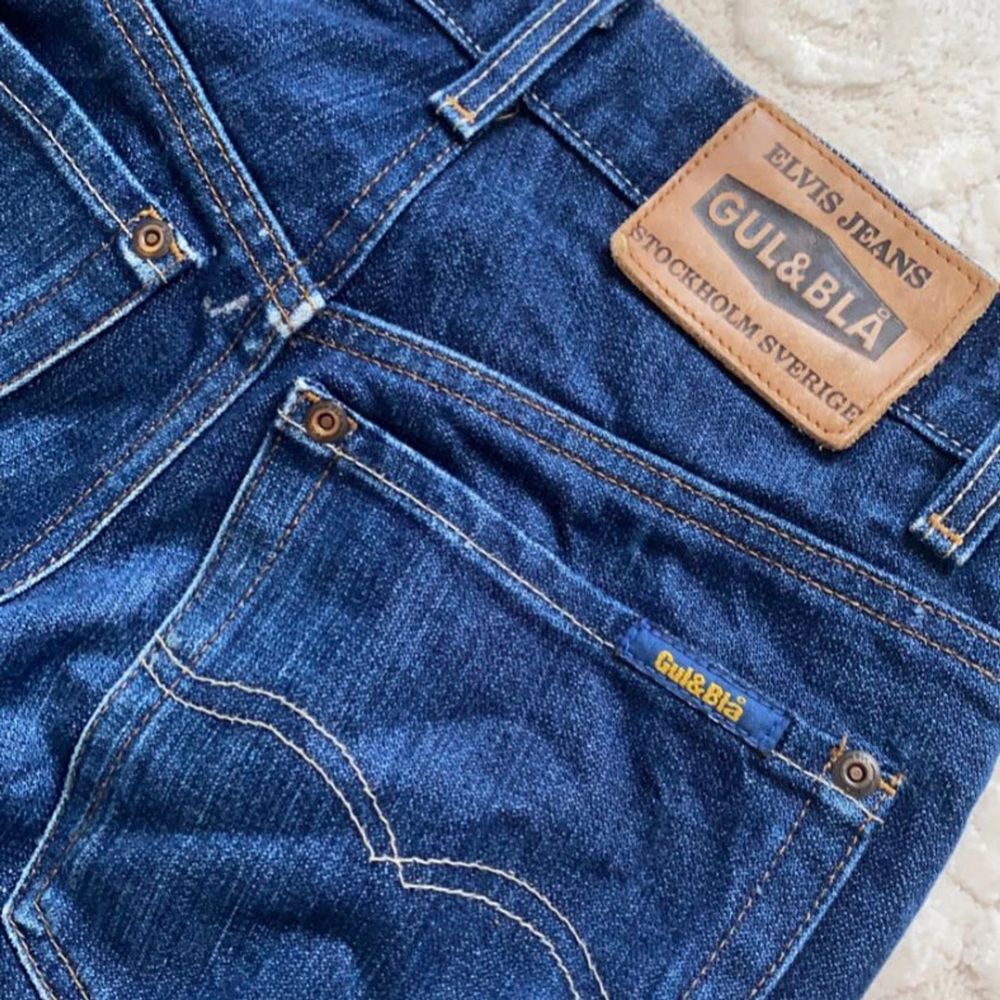 Snygga vintage gul och blå- jeans | Plick Second Hand