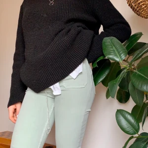 Svart stickad - Svart stickad tröja, jättemysigt och kliar inte alls. Lite nopprig men det är allt💕 passar mig som är S men kan även passa M för den är ganska oversize på mig!