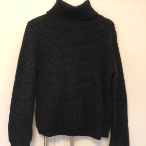 Stickad tröja  - Fin svart ribbstickad tröja som är ett perfekt plagg att ha i garderoben som passar till allt, alla årstider ❄️🌷🌞🍂 Om ni vill se plagget på eller har andra frågor eller funderingar så hör av er! 