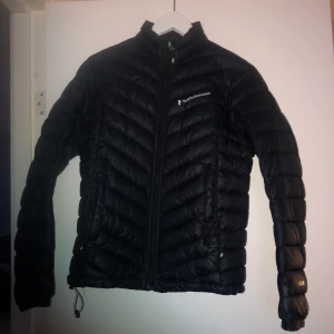 Peak performance jacka strl xs - Peak jacka i väldigt fint skick, har ett litet hål som är lagat som inte syns är på underarmen. Strl xs, 500kr