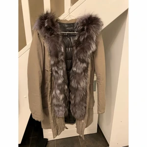 Hollies - Päls parka - Super fin parka jacka från Hollies med päls. Dun fyllning i jackan. Storlek 36/38. Nytt skick! (Storlek 38, men passar även som en 36.) 