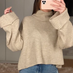 Stickad polo  - Stickad polo med utsvängda ärmslut ifrån Gina tricot,  i fint skick. 