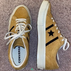 Converse sko - säljer dessa superfina nästan helt oanvända converse skorna i en senapsgul färg💛🧡 använda fåtal gånger, så som i nyskick. köparen står för frakten. skriv för fler bilder/ om du är intresserad!🤍🤍 passar både killar och tjejer!