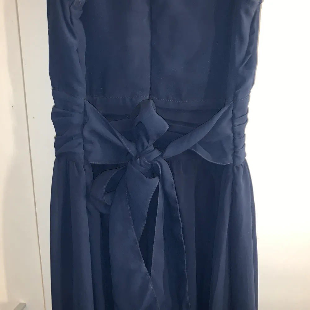 Mörk/marinblå balklänning, endast använd en gång såklart😇 Knytning i bak. Jag är 158cm och med 5cm klackar så var längden bra👍🏼. Klänningar.