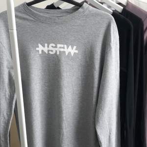 Snygg och skön tröja från NSFW. Passar XS-M beroende hur man vill ha den!