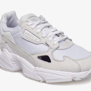 Adidas Falcon - Snygga sneakers ifrån adidas, fint skick och super sköna.