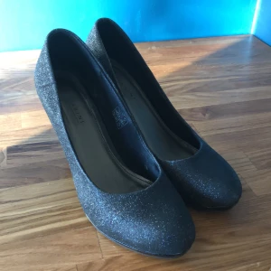 Svart Stilettsko 40 - Väldigt bekvämt med den lila plattform. 10cm högt 