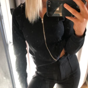 Svart kofta med luva  - Enkel svart kofta med luva, vet ej vart den är från,r i ett bra skick storlek S (jag står inte för postens slarv)