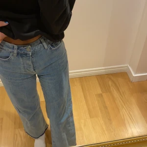 Karve jeans - Bra passform, skönt material, bara lite korta är ungefär 175. Jeansen är knappt använda