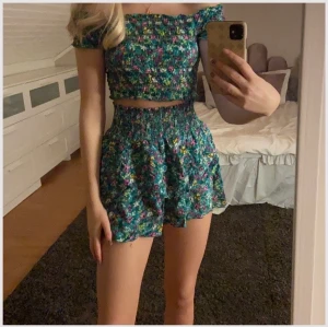 Blommigt set - Såååå gulligt sett med blommor på, färgen syns bäst på andra bilden💕💕