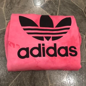 Adidas  - Adidas.En lite längre tröja med fickor på sidorna. Bra skick. Cool färg ! Medium. Frakt ingår. Bud.