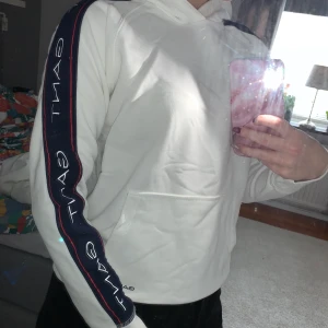 Hoddie strl 158/164 - Hoodie i strl 158/164 från Gant, aldrig använt är precis som ny.