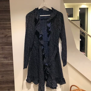 Klänning från NAKD - Prickig wrapdress från NAKD i storlek L (som en M) aldrig använd