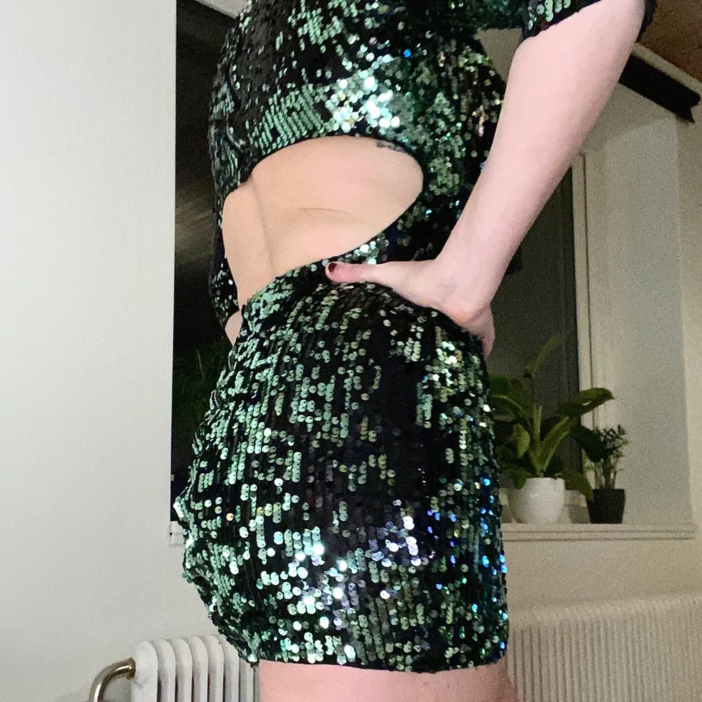 Snygg grönglittrig klänning från BikBok i XS. Snygg öppning vid ryggen och enkel med dragkedjor där bak. Använd 3-4 gånger! 🤩. Klänningar.