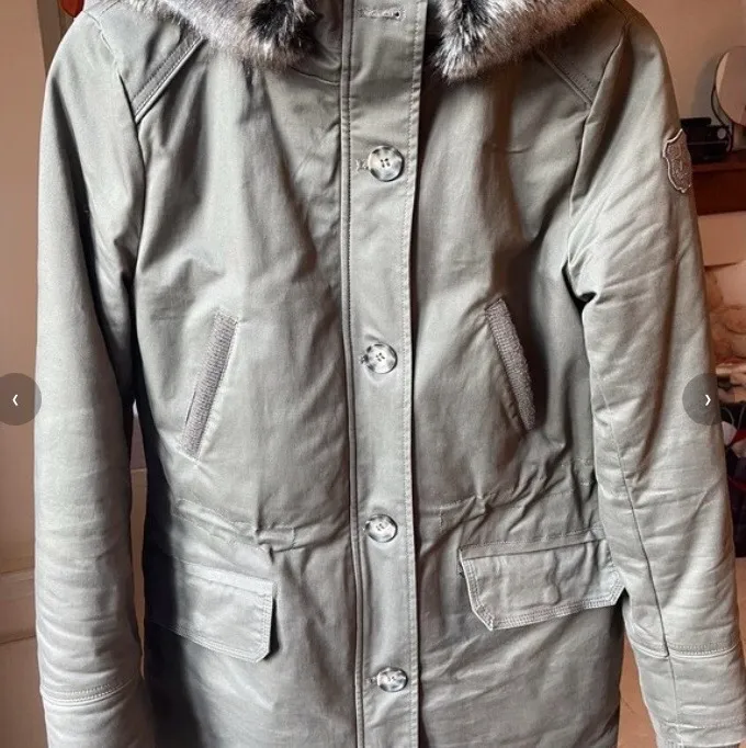 Winter Coat, good state, from French brand Sud Express. I added real fur all around the collar and zip for more warmth but possibility to remove it . Jackor.