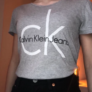 Calvin Klein T-Shirt - T-shirt från CK i väldigt bra skick utan några defekter. Storlek S men passar både XS och M beroende på hur man vill att den ska sitta. Hör av dig för fler bilder eller frågor!🤍