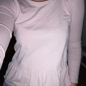 Gullig rosa topp - Rosa topp från Lager 157. Superskönt material. Storlek 160 men passar S. Jag står för frakten!😊 OBS köp 3 plagg (75kr) betala 160kr PLUS jag betalar frakten!😍❤️😊