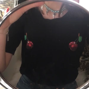 Körsbärs t shirt 🍒 - Säljer denna på grund av den inte kommer till användning. Jätte söt verkligen. Stl S men ganska stor i storleken så skulle säga M oxå. Köpare står för frakten📦💕 Skickar bättre bilder privat om de önskas.