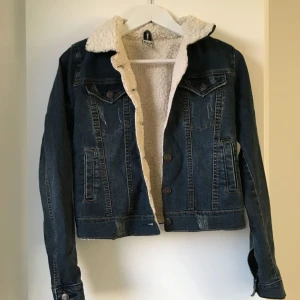  - Fodrar jeansjacka i storlek 36. Använd fåtal gånger. I fint skick!
