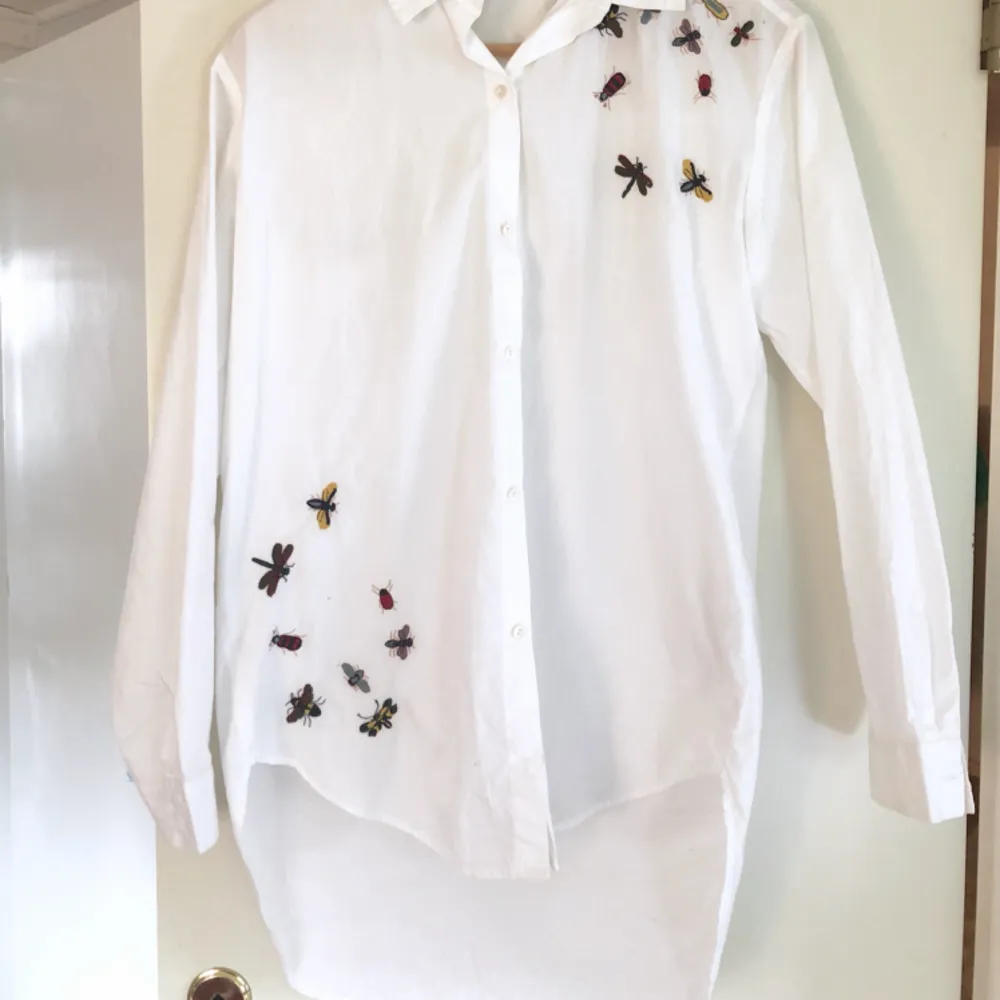 - märke Zara - broderad med flugor och insekter - vit och rak modell - strl XS. Skjortor.