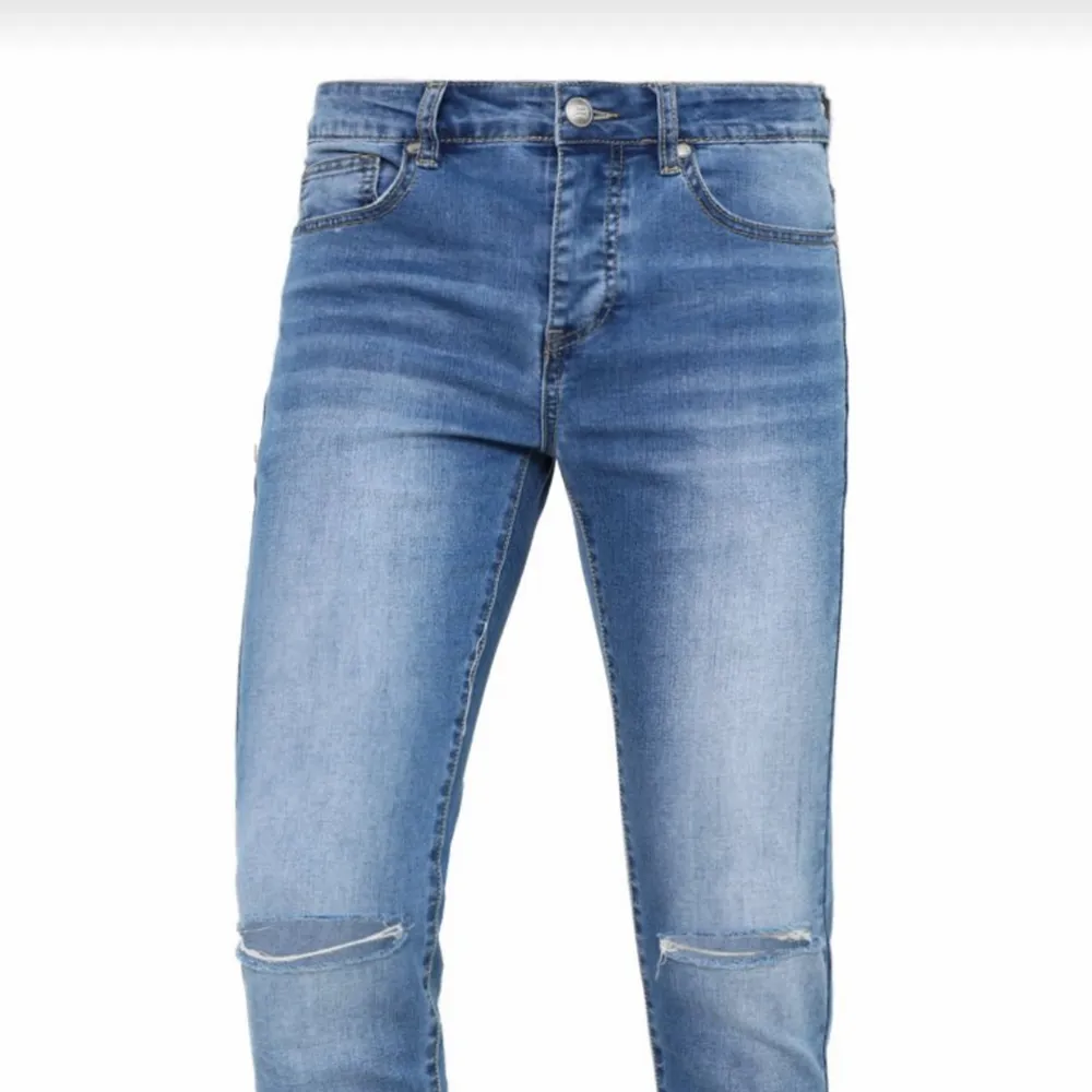 Ett par croppade jeans från 