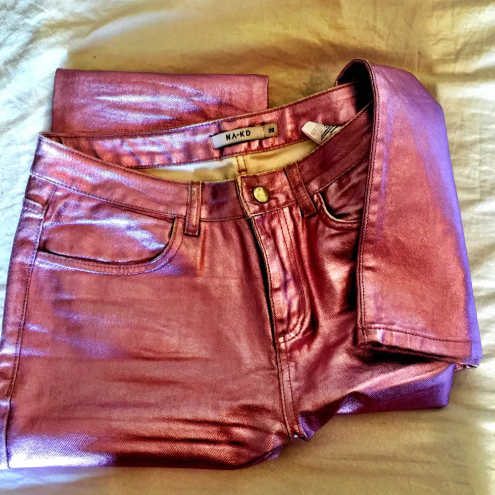 Ett par rosa metallic byxor i storl 38! Använda 1 gång! Ligger i garderoben o tar plats!  Köparen betalar frakten på 120kr. Jeans & Byxor.