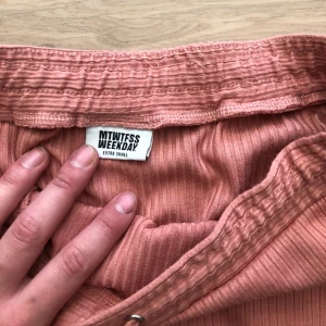  - Rosa kjol från weekday. Finns fickor på sidan.