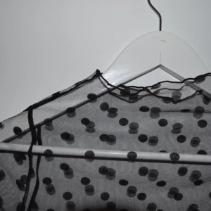  - Jättefin prickig meshtröja köpt här på plick, den är väldigt stretchig men tyvärr lite för kort för mig därav säljer jag den vidare.  Kan mötas upp i Norrköping, annars står köparen för frakt! 🌸