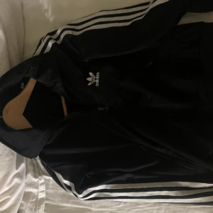  - Adidaskofta i storleken XS