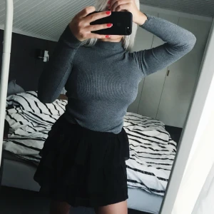  - Snygg ribbad polotröja från Ginatricot, fin speciell färg, inte vanlig grå direkt! 🌸 absolut inte alls mycket använd, 80kr inkl frakt 😋