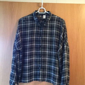  - Blus från hm. Så gott som ny. Löst sittande och något transparent