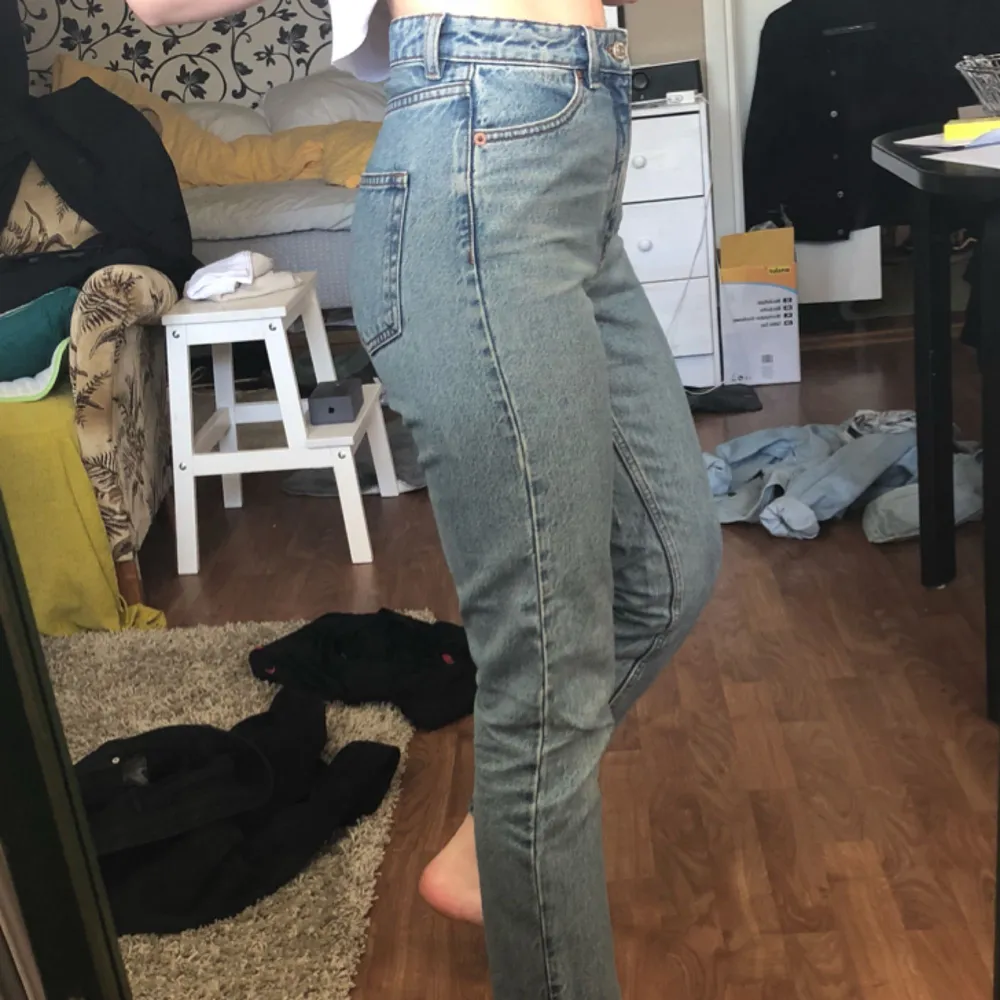 favorit mom-jeans från Monki! väldigt använda, men ser fortfarande ut som nya. måste tyvärr sälja då jag inte kommer i dem längre, men dem är verkligen helt perfekta!!. Jeans & Byxor.