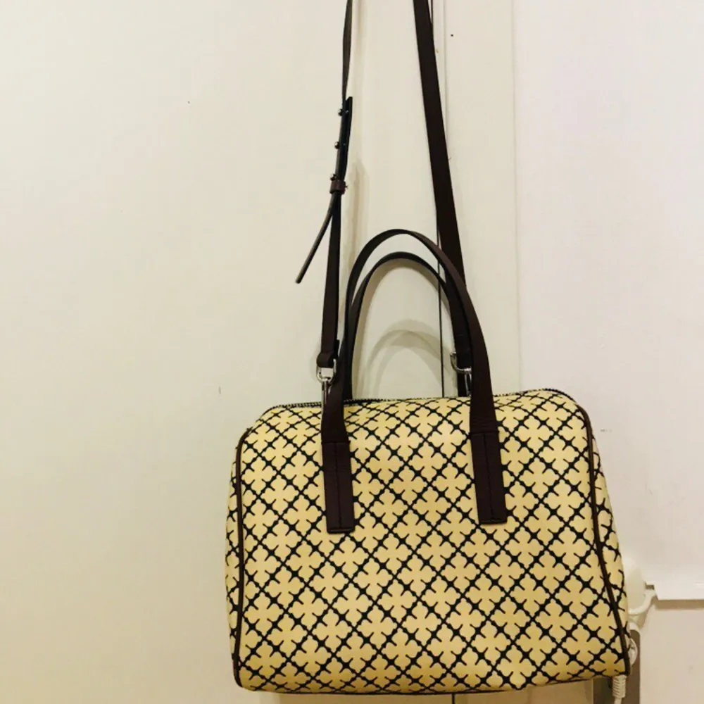 Stylish bag from By Malene Birger. The bag is made in their iconic Arabic pattern. the bag used a few times !! It's great in the condition.  H:23 cm W:31 cm D19: cm  I have swish, and have more pictures if u need.. Väskor.