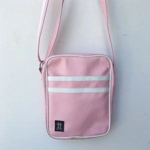  - Rosa axelväska! Köpt second hand, milt slitage med lite trådar från sömmarna och så. Finns i Kärrtorp eller fraktas :)